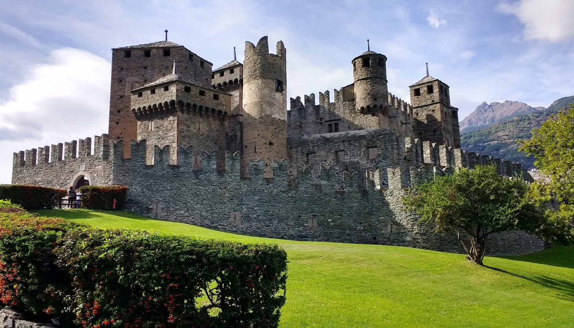 Italia-Valle-Aosta-castello-Fenis-01 Italia-Valle-Aosta-castello-Fenis-01